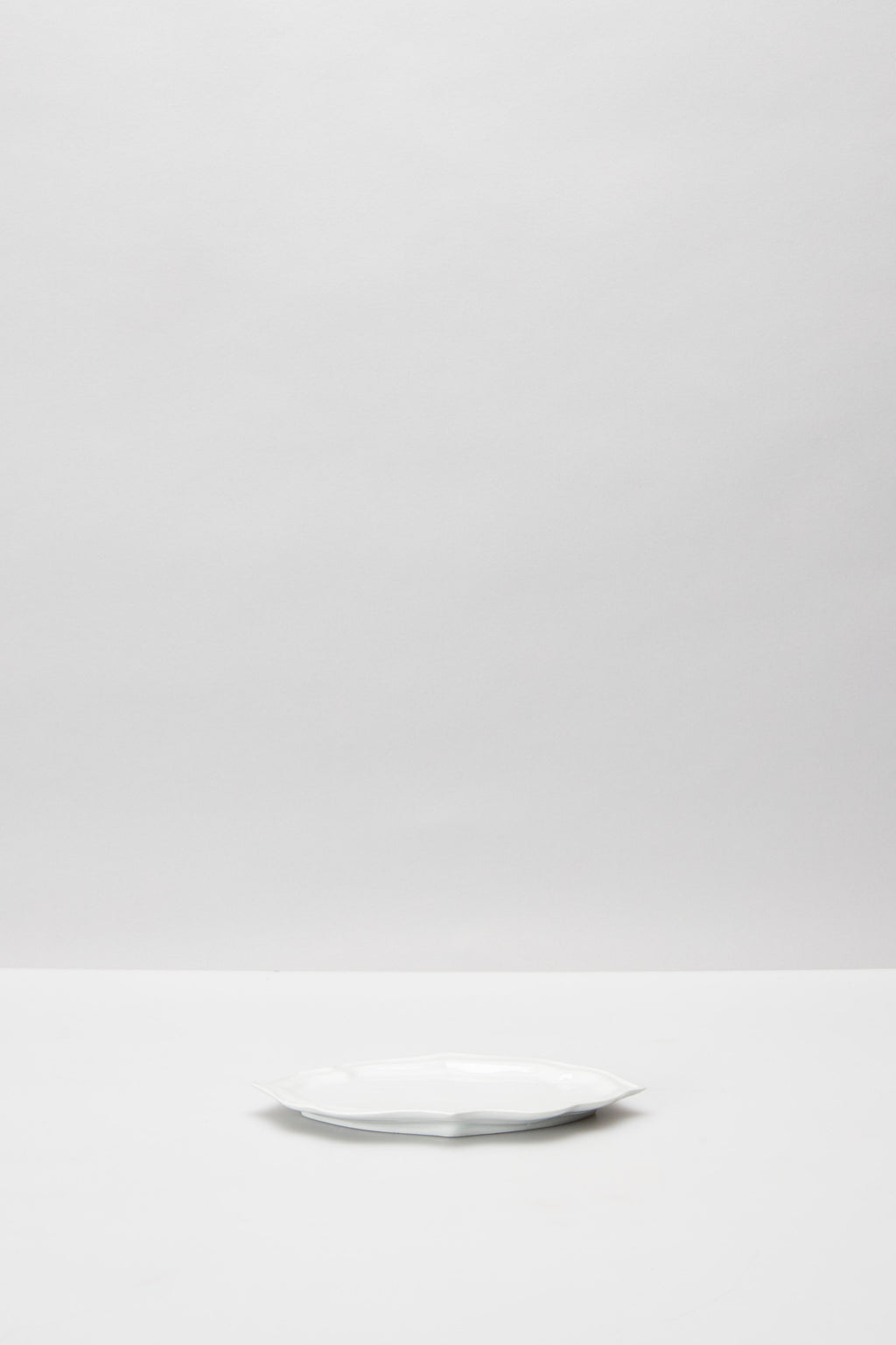 馬場 光二郎｜白磁型打 タタラ 稜花皿 I RINKA LONG PLATE – ATELIERMO