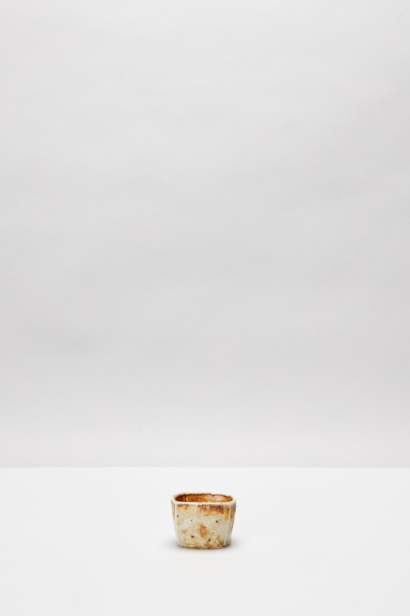 境 道一｜ミモザ灰釉 面取りぐい呑み｜MIMOSA SAKE CUP – ATELIERMO