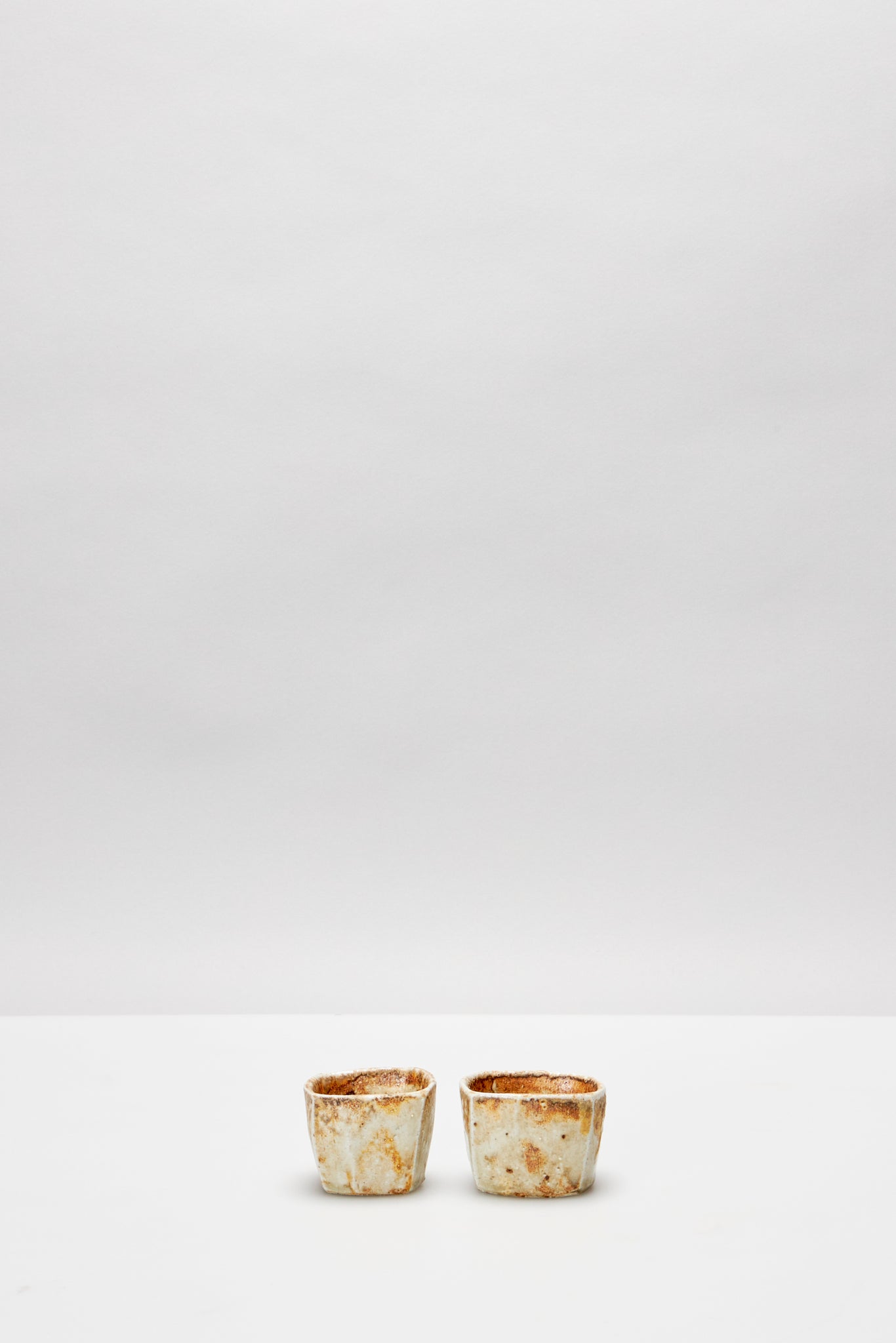 境 道一｜ミモザ灰釉 面取りぐい呑み｜MIMOSA SAKE CUP – ATELIERMO