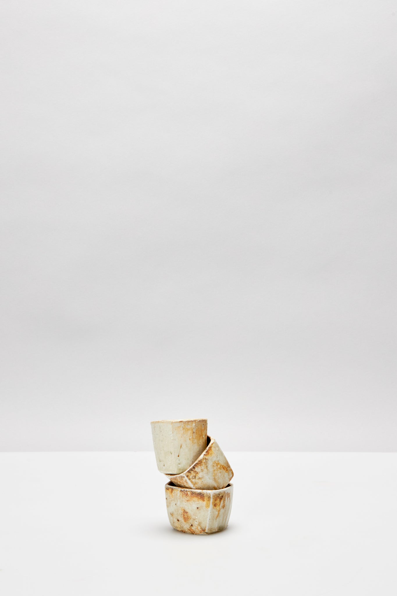 境 道一｜ミモザ灰釉 面取りぐい呑み｜MIMOSA SAKE CUP – ATELIERMO
