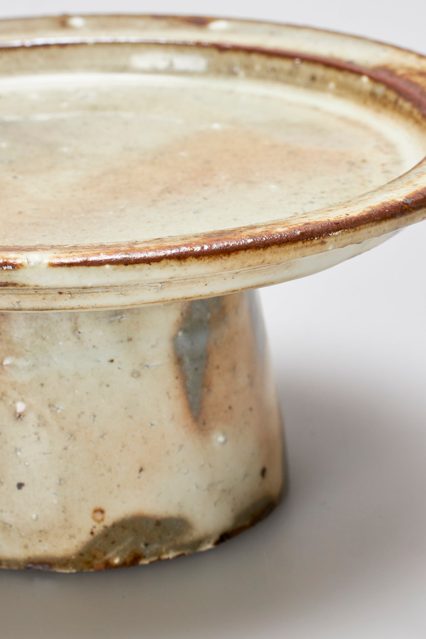 境 道一｜粉引き 台皿｜KOHIKI FOOTED PLATE