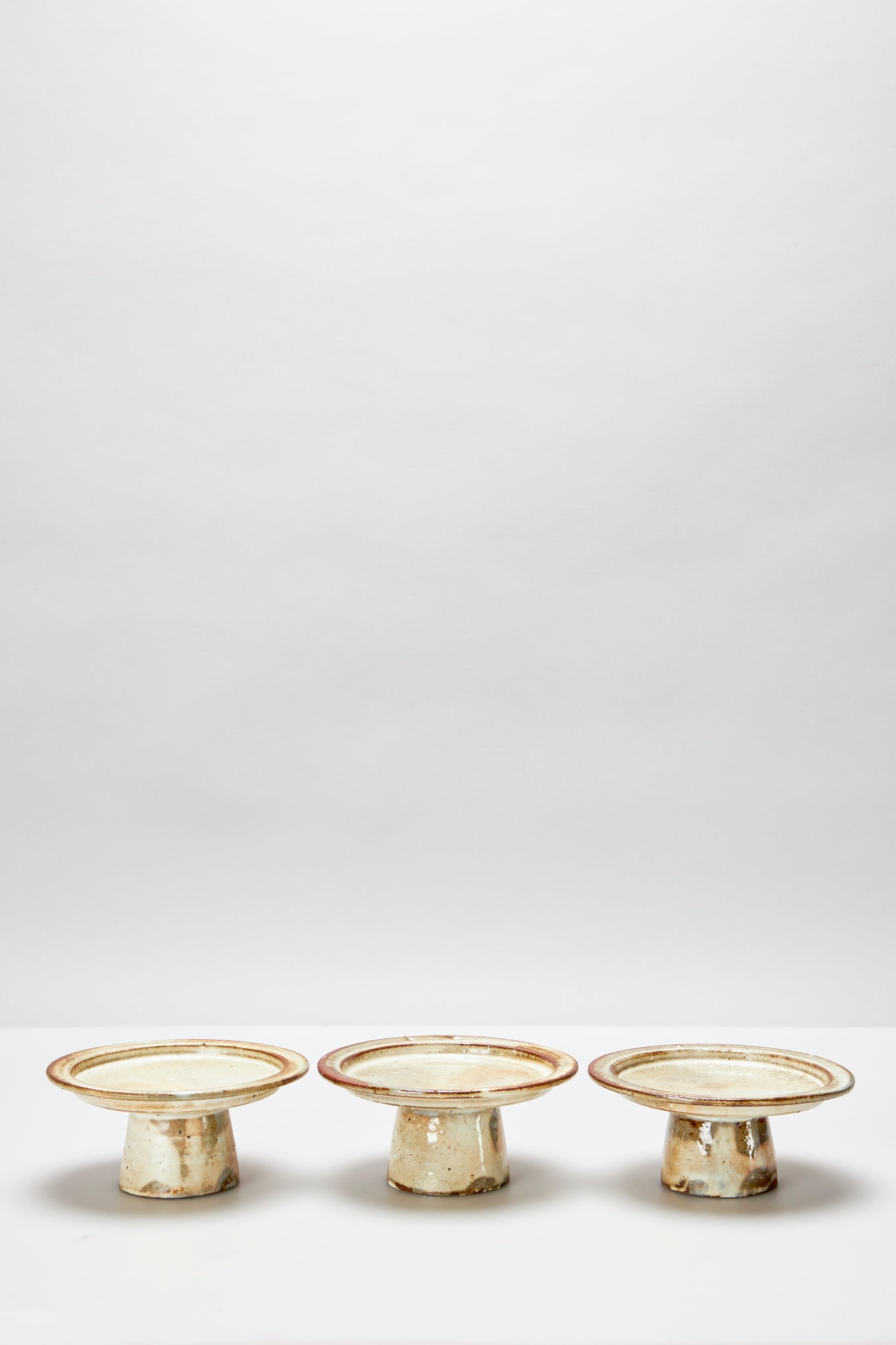 境 道一｜粉引き 台皿｜KOHIKI FOOTED PLATE