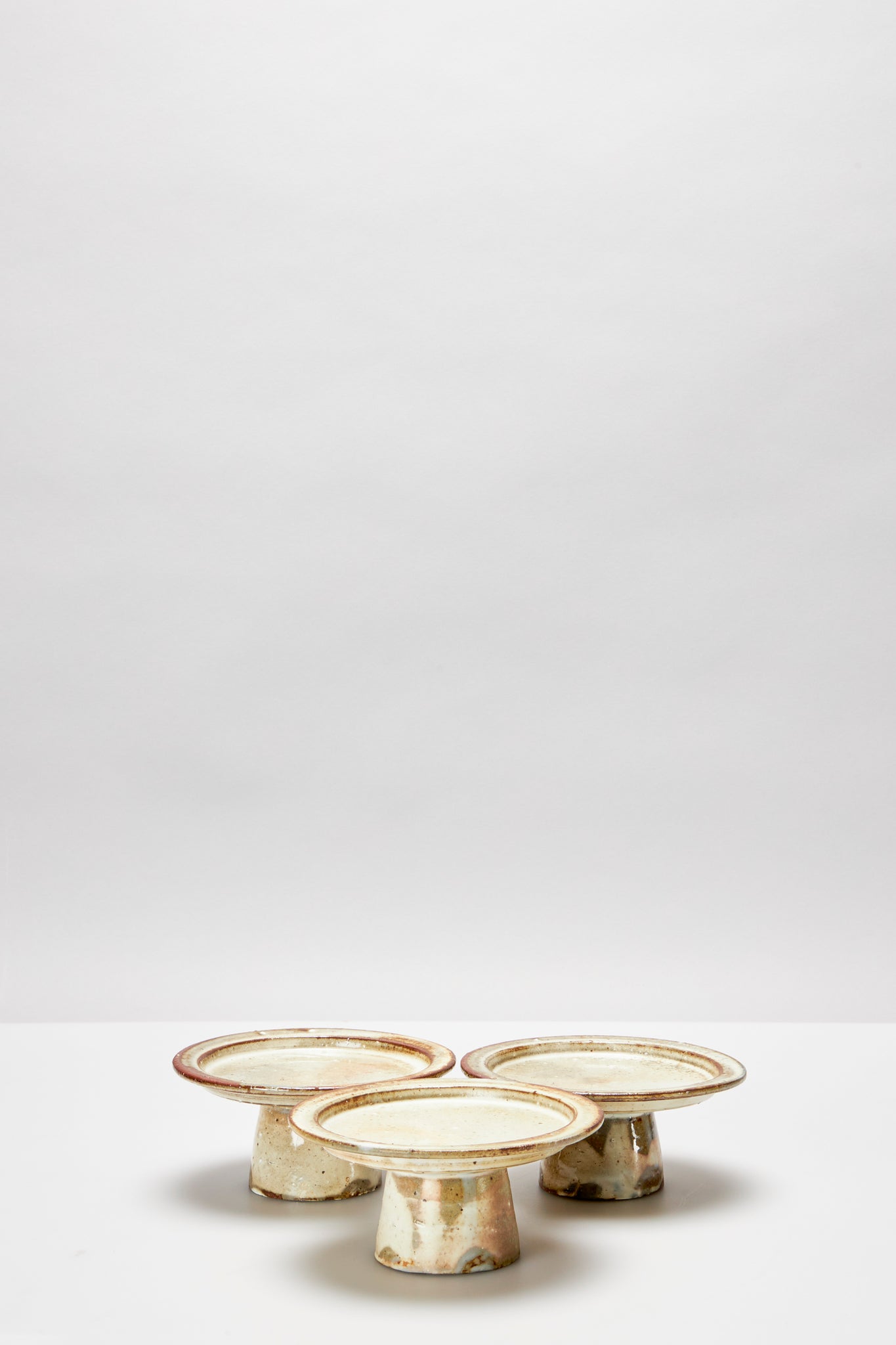 境 道一｜粉引き 台皿｜KOHIKI FOOTED PLATE