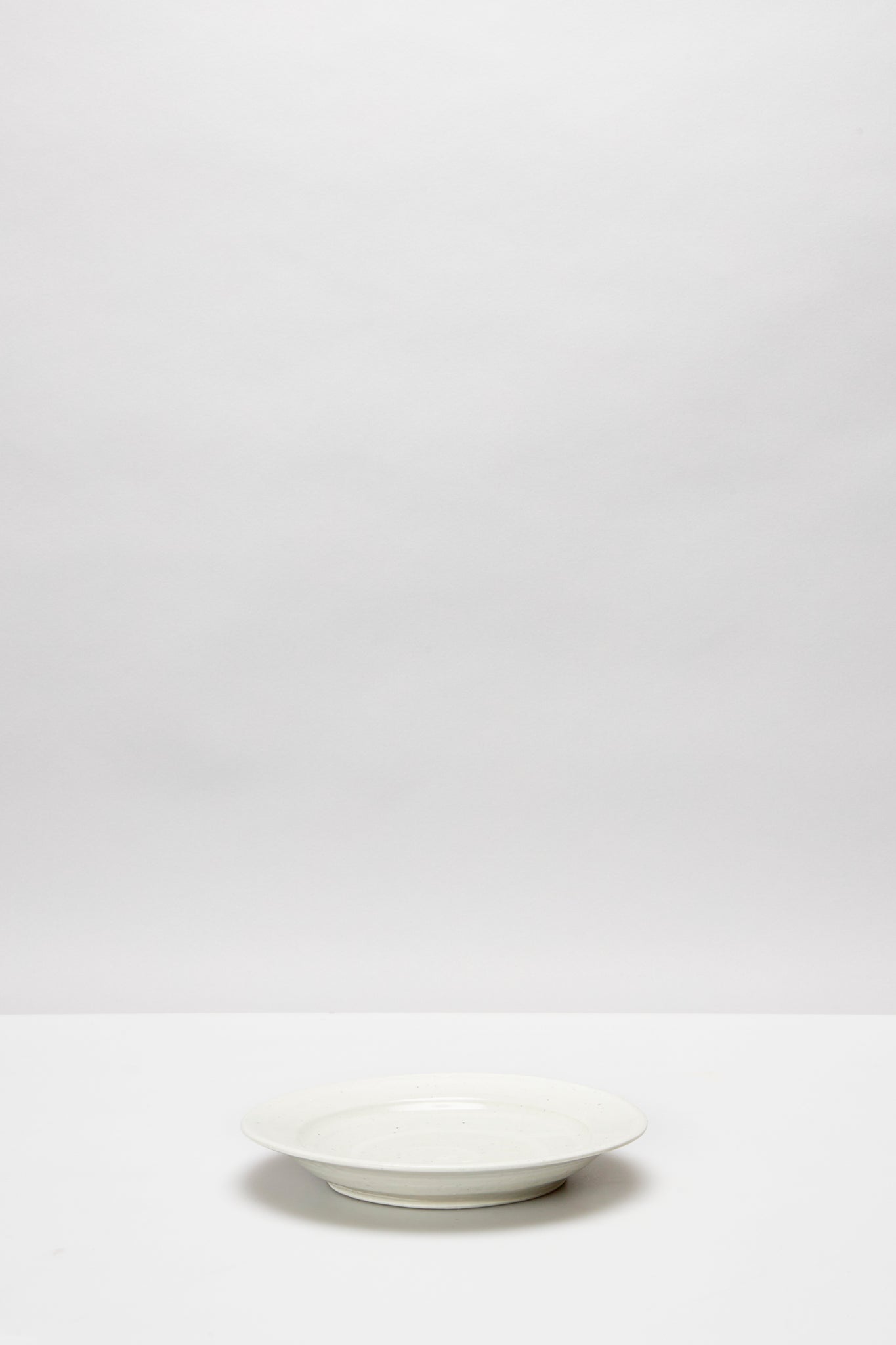 境 知子｜白磁 20cmリム皿｜MEDIUM RIMMED PLATE