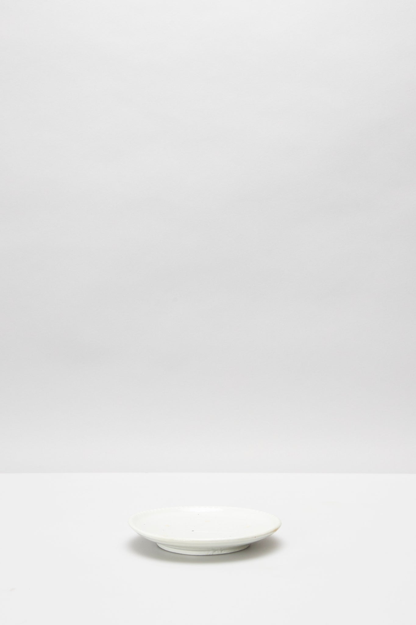 境 知子｜白磁 飾り縁 5.5寸皿｜DECORATIVE RIM PLATE