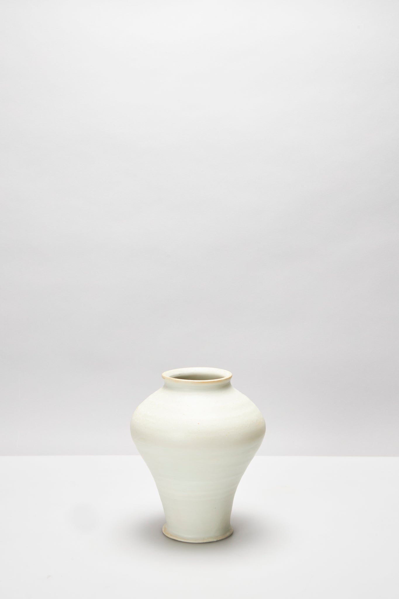 白色の細長い壺 正 境 知子｜白釉 立ち壺A｜VASE – ATELIERMO