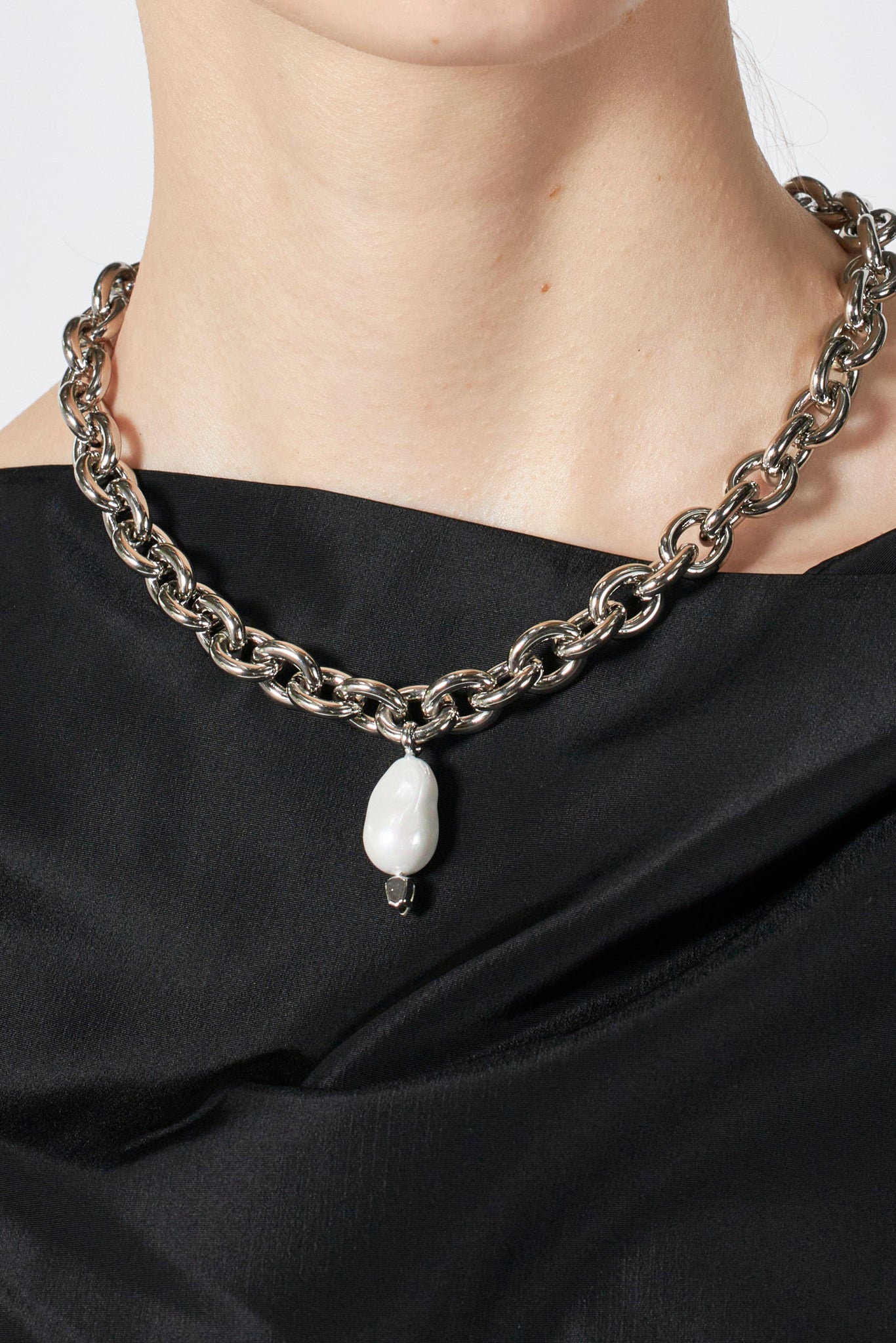 CHAIN NECKLACE W/ PEARL & CRYSTAL PENDANT