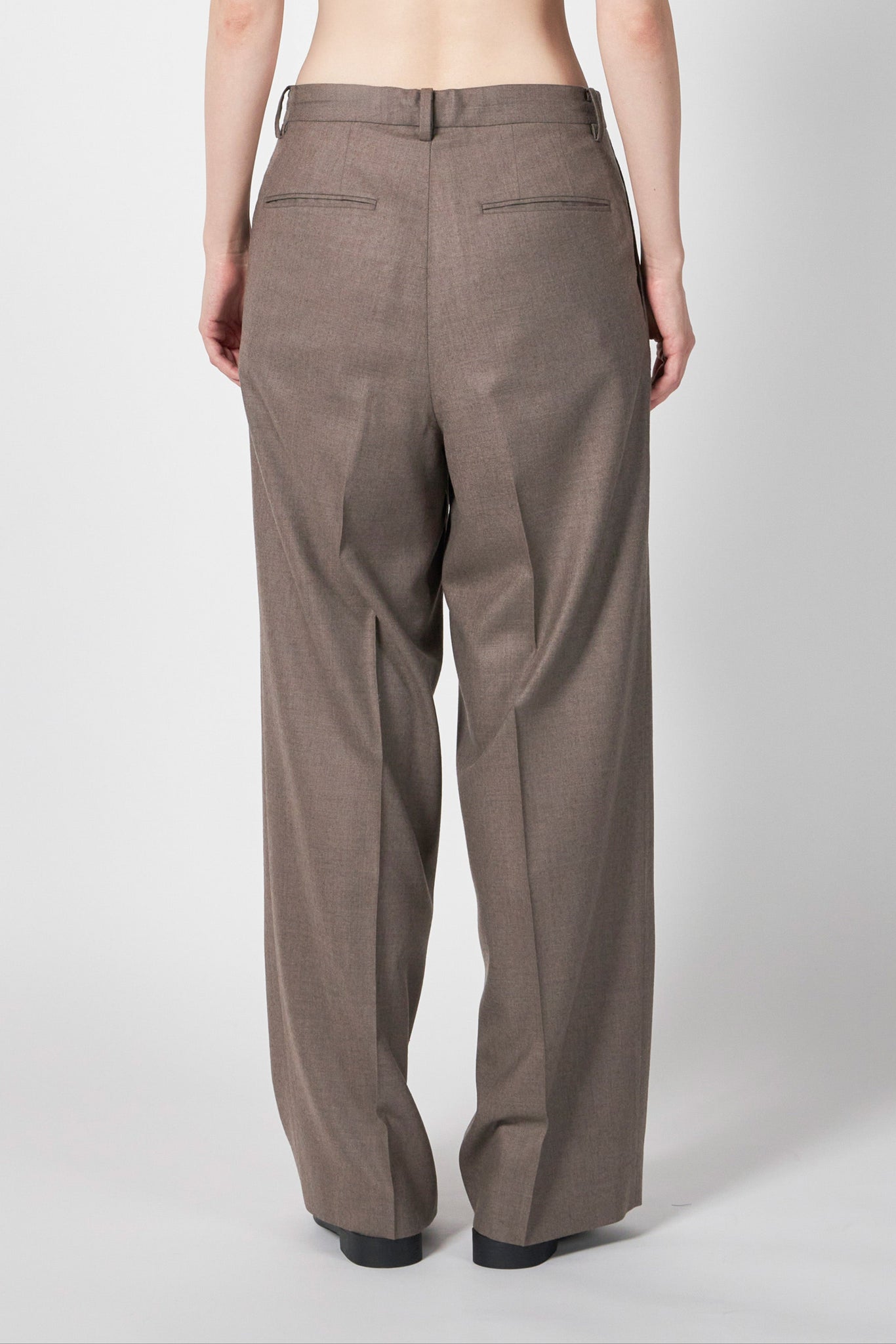 SUPER LIGHT WOOL TWO-TUCK SLACKS – ATELIERMO