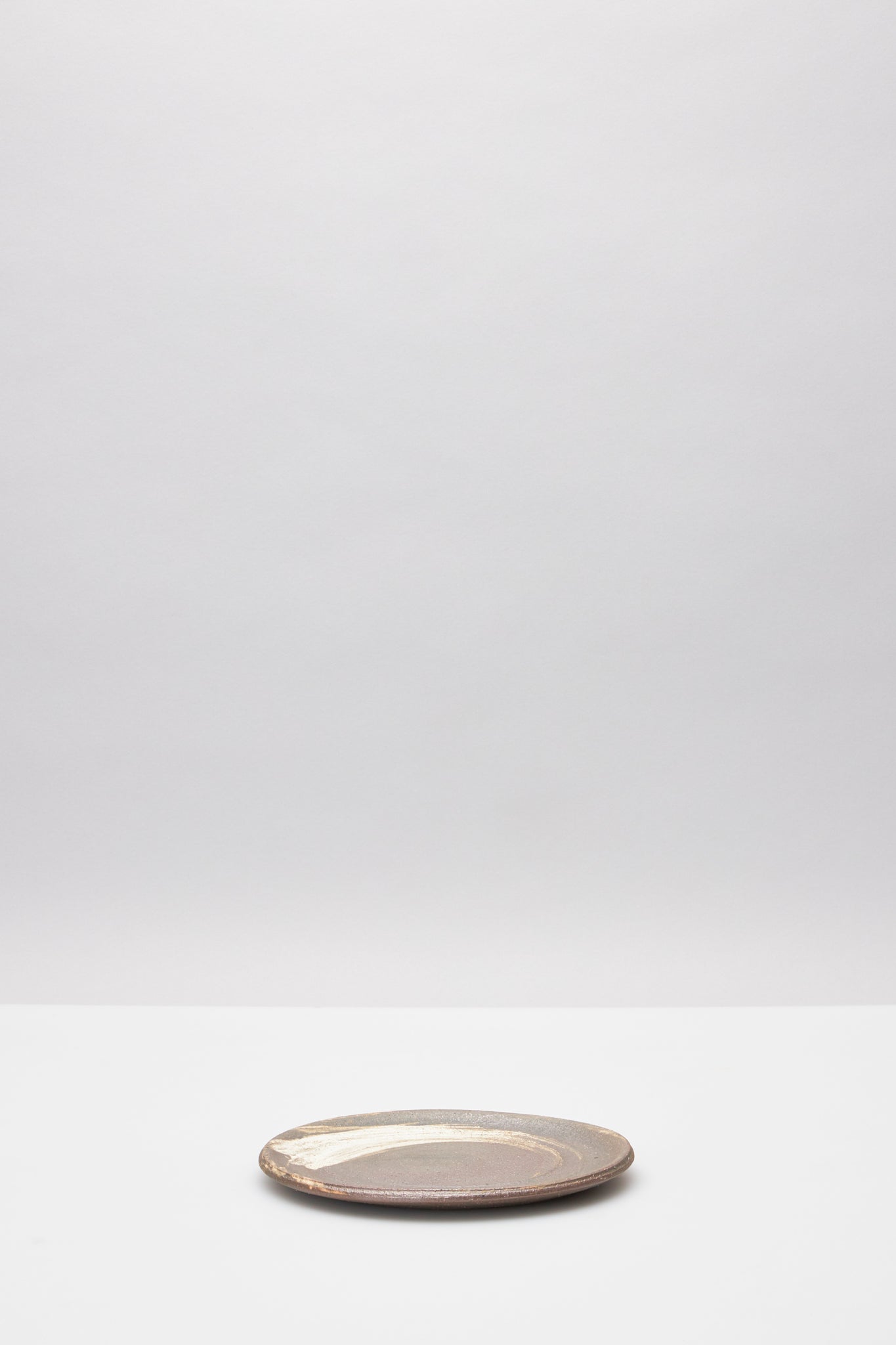 田宮亜紀｜炭化刷毛目平皿 中｜BRUSH MARK SLIP PLATE M