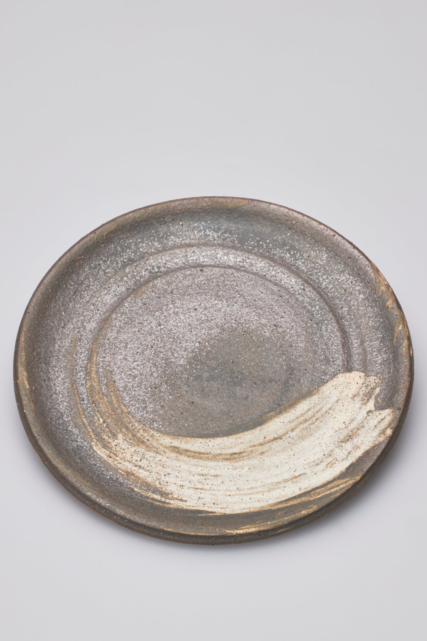 田宮亜紀｜炭化刷毛目平皿 中｜BRUSH MARK SLIP PLATE M