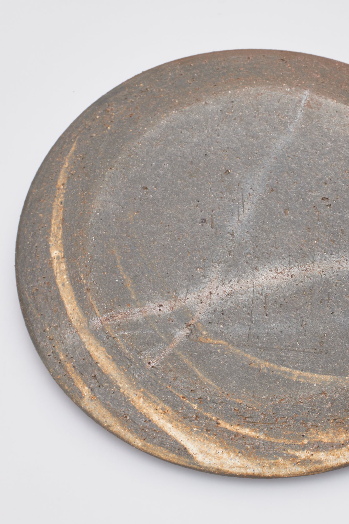 田宮亜紀｜炭化刷毛目平皿 中｜BRUSH MARK SLIP PLATE M