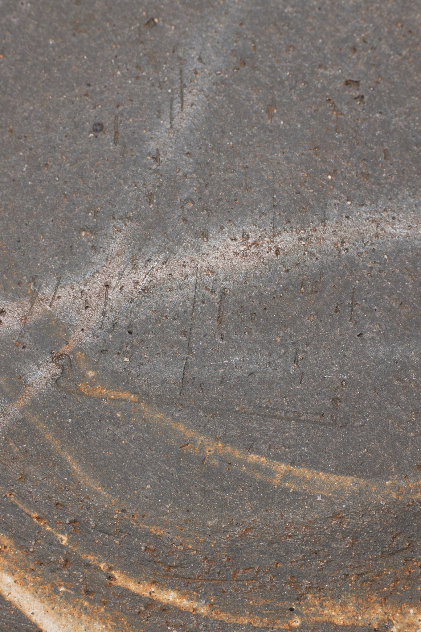 田宮亜紀｜炭化刷毛目平皿 中｜BRUSH MARK SLIP PLATE M