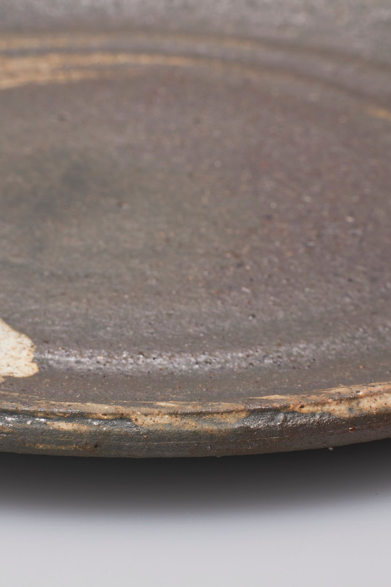 田宮亜紀｜炭化刷毛目平皿 中｜BRUSH MARK SLIP PLATE M