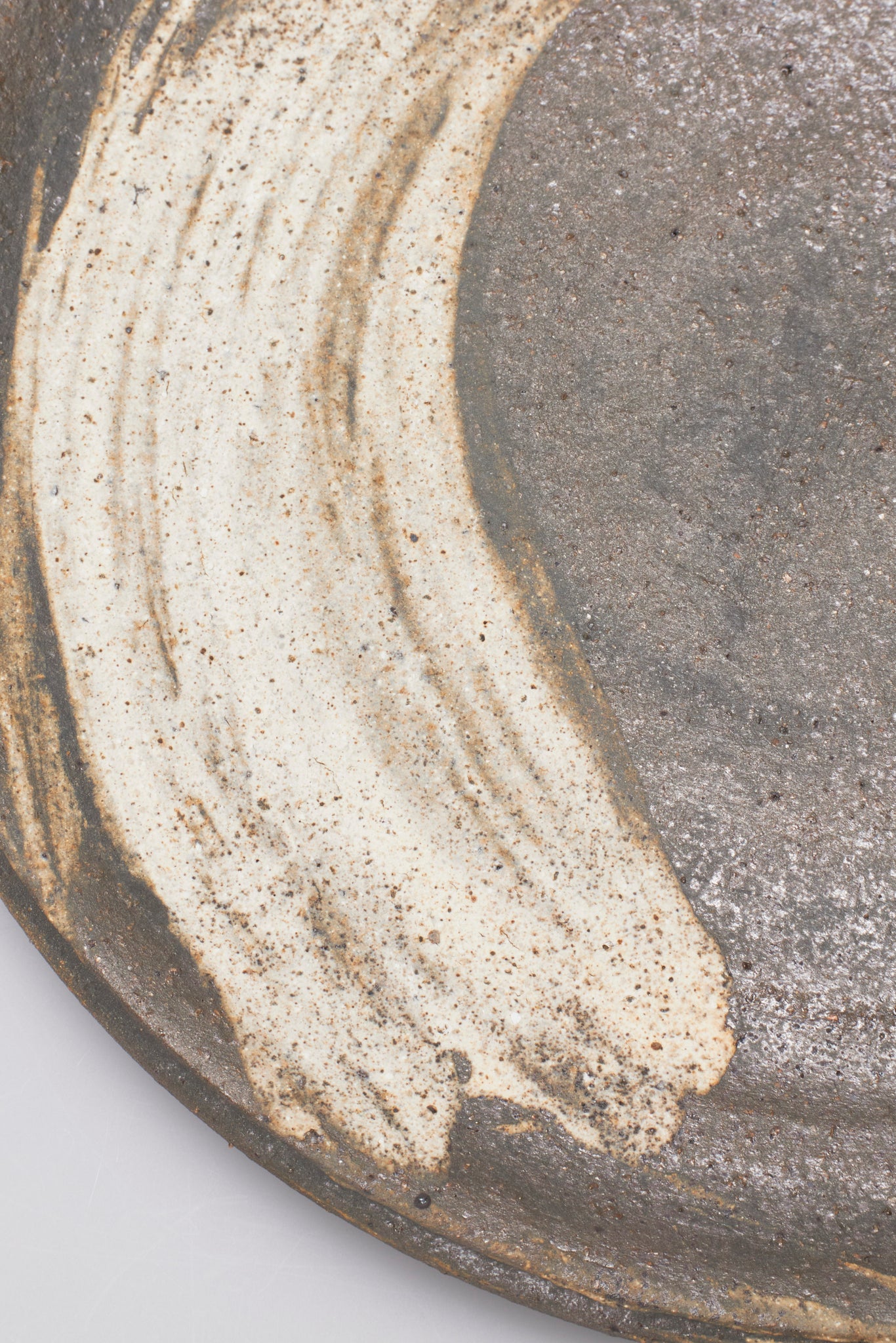 田宮亜紀｜炭化刷毛目平皿 中｜BRUSH MARK SLIP PLATE M