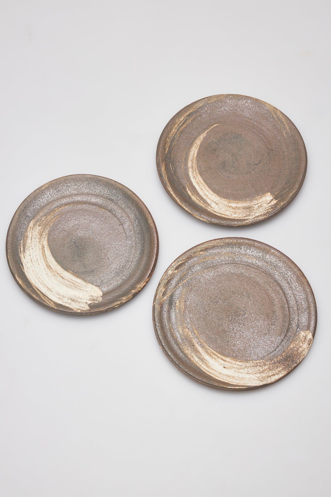 田宮亜紀｜炭化刷毛目平皿 中｜BRUSH MARK SLIP PLATE M