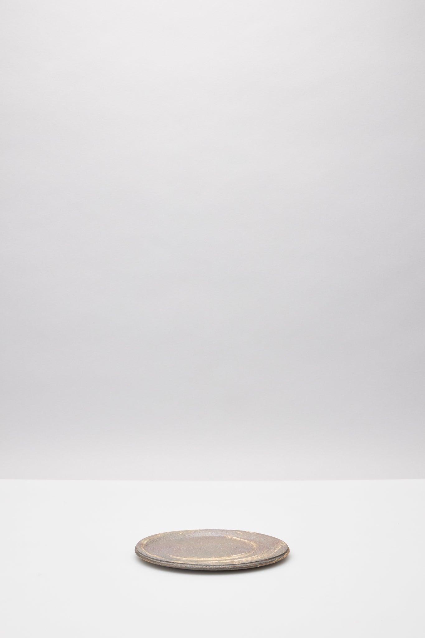 田宮亜紀｜炭化刷毛目平皿 小｜BRUSH MARK SLIP PLATE S