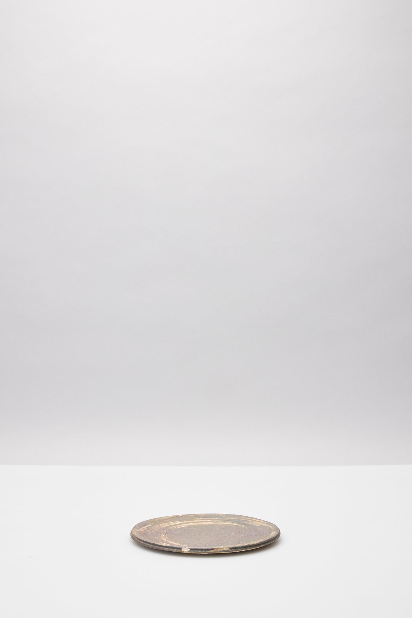 田宮亜紀｜炭化刷毛目平皿 小｜BRUSH MARK SLIP PLATE S