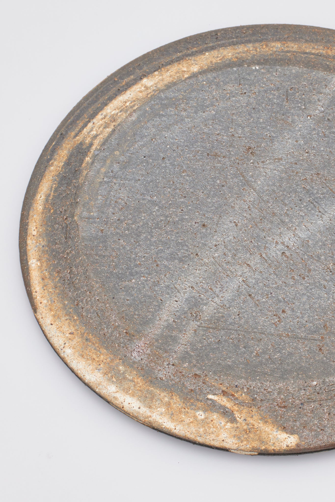 田宮亜紀｜炭化刷毛目平皿 小｜BRUSH MARK SLIP PLATE S