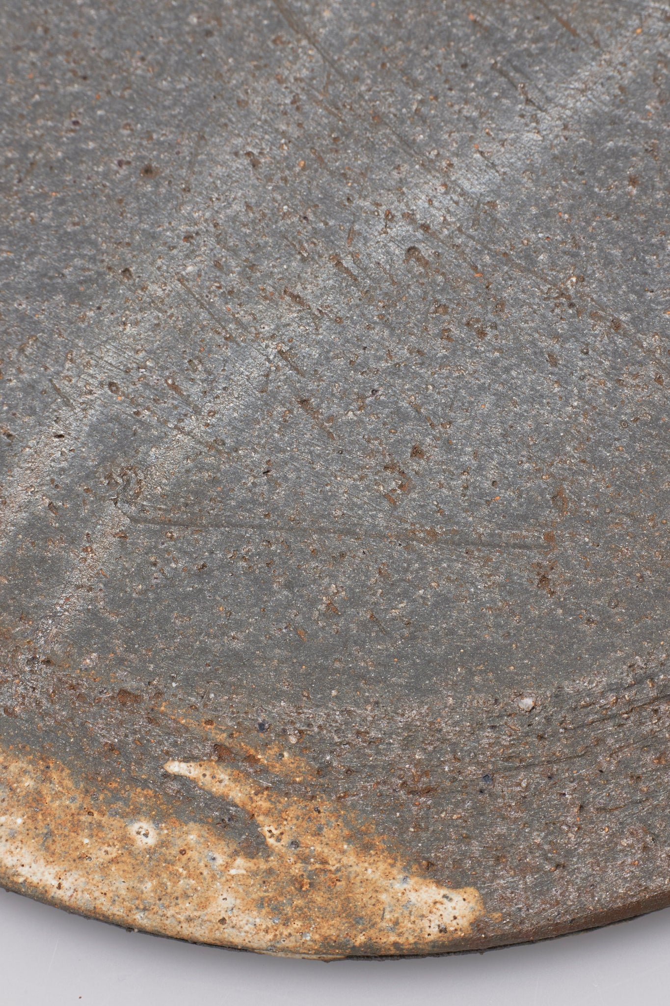 田宮亜紀｜炭化刷毛目平皿 小｜BRUSH MARK SLIP PLATE S