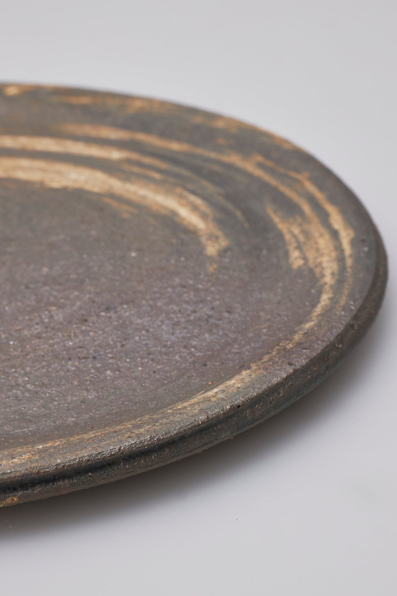 田宮亜紀｜炭化刷毛目平皿 小｜BRUSH MARK SLIP PLATE S