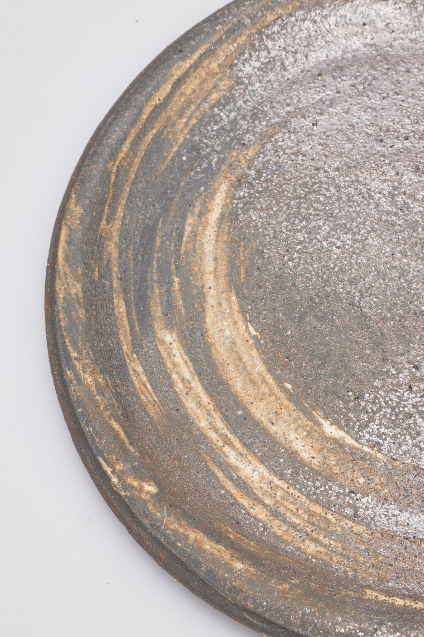 田宮亜紀｜炭化刷毛目平皿 小｜BRUSH MARK SLIP PLATE S