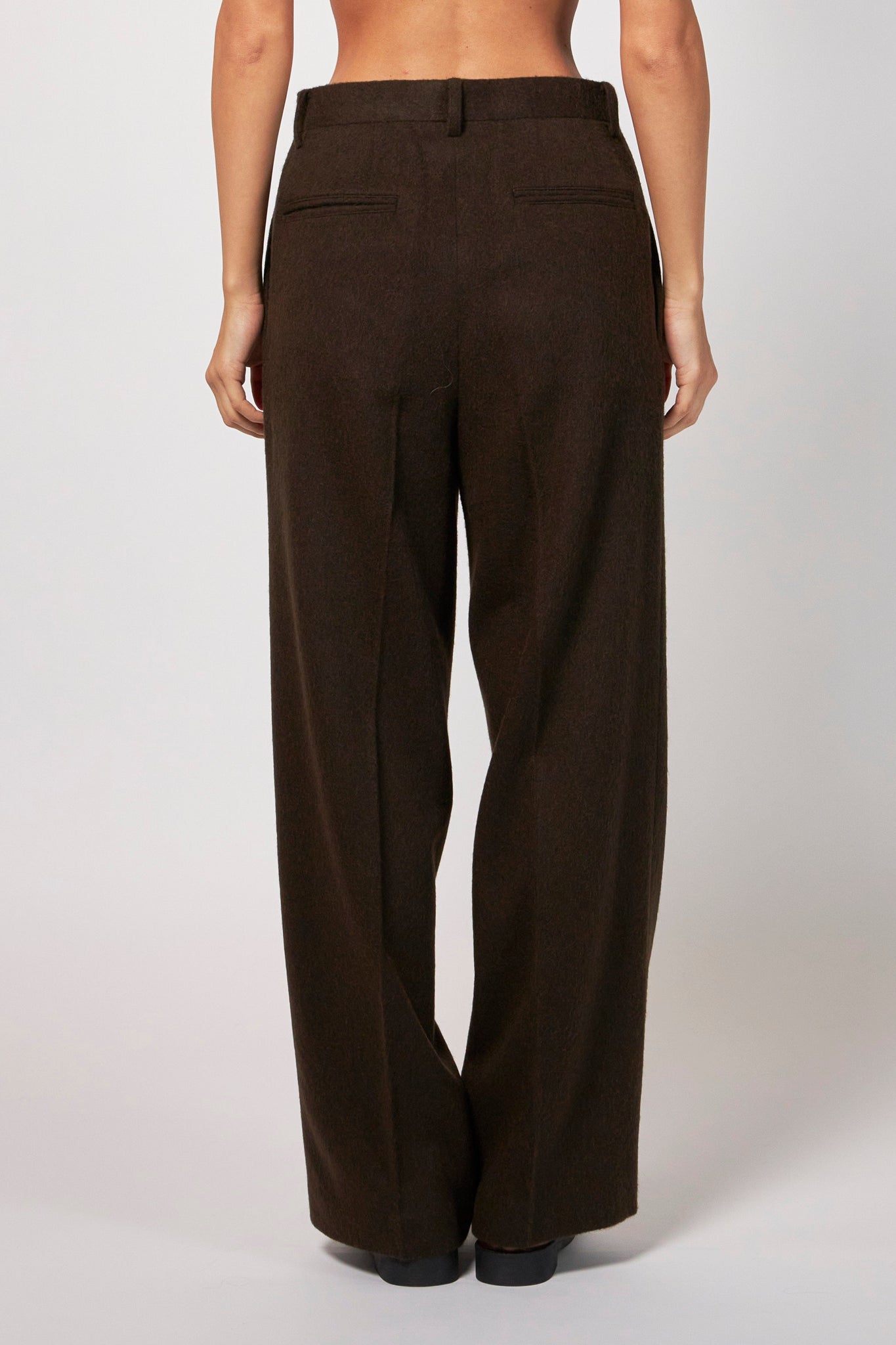 BABY CAMEL FLANNEL TWO-TUCK SLACKS – ATELIERMO