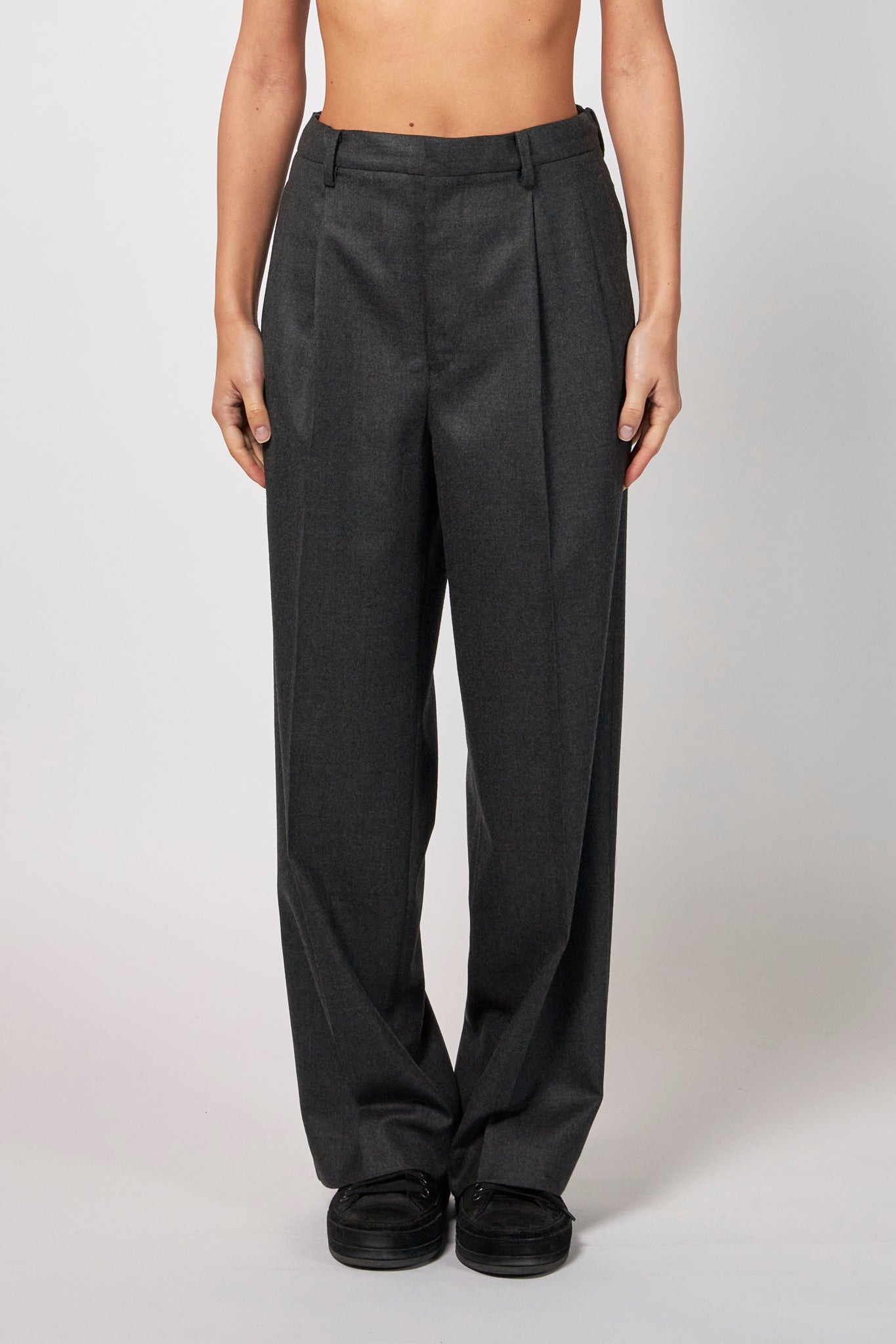 SUPER LIGHT WOOL TWO-TUCK SLACKS – ATELIERMO