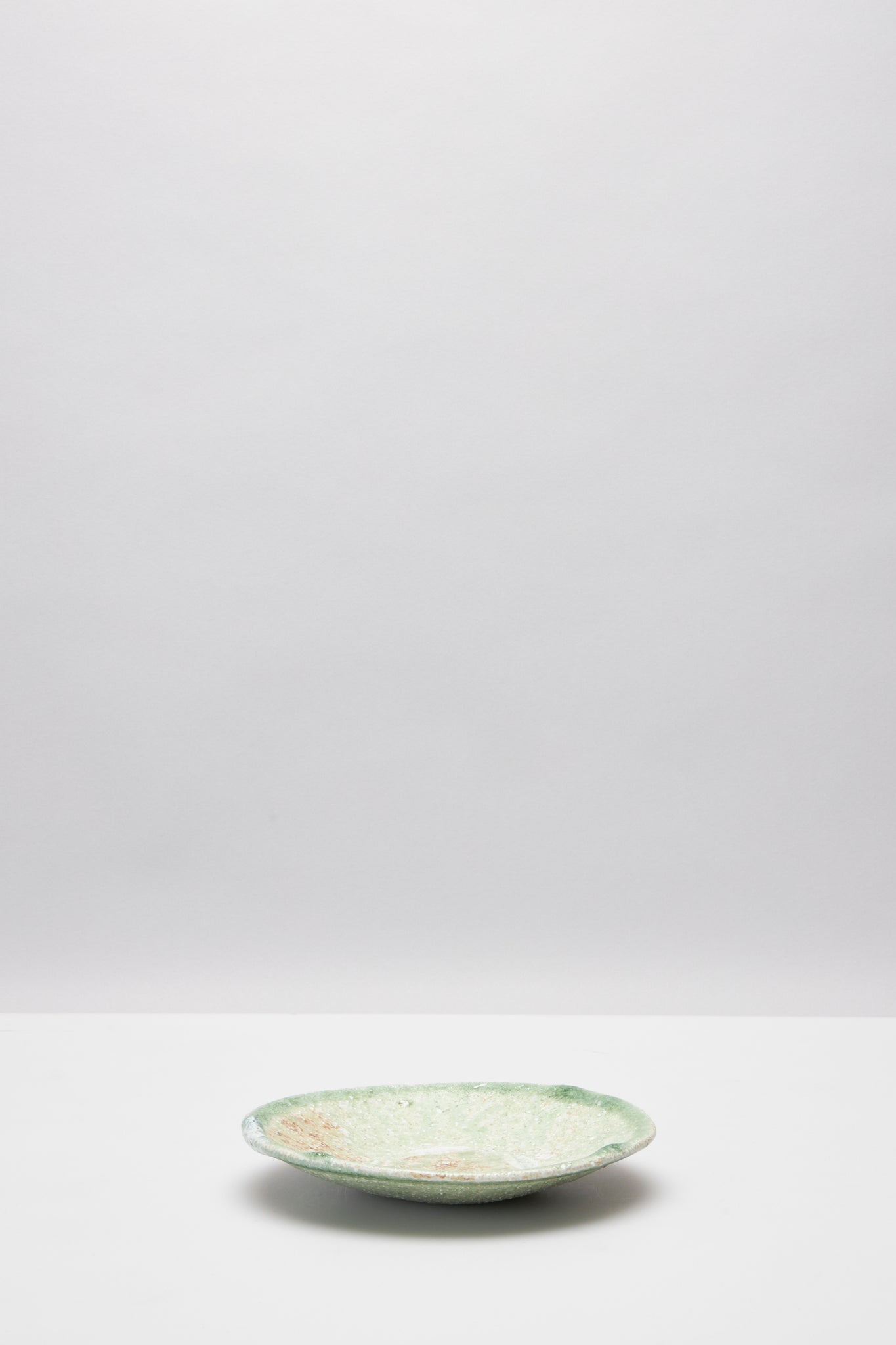 辻村 唯｜NATURAL ASH GLAZE 18 CM ROUND PLATE – ATELIERMO