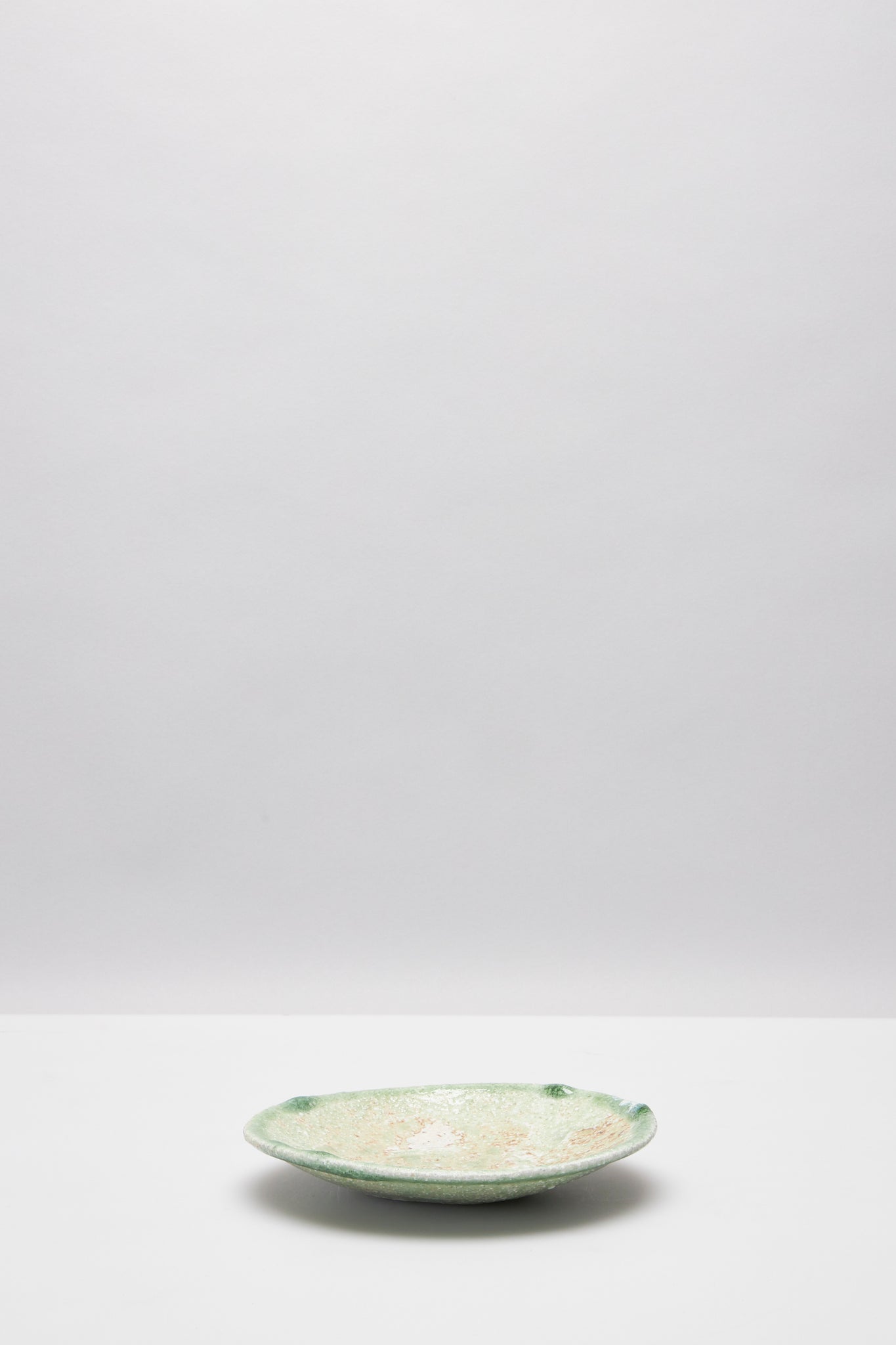 辻村 唯｜NATURAL ASH GLAZE 18 CM ROUND PLATE – ATELIERMO