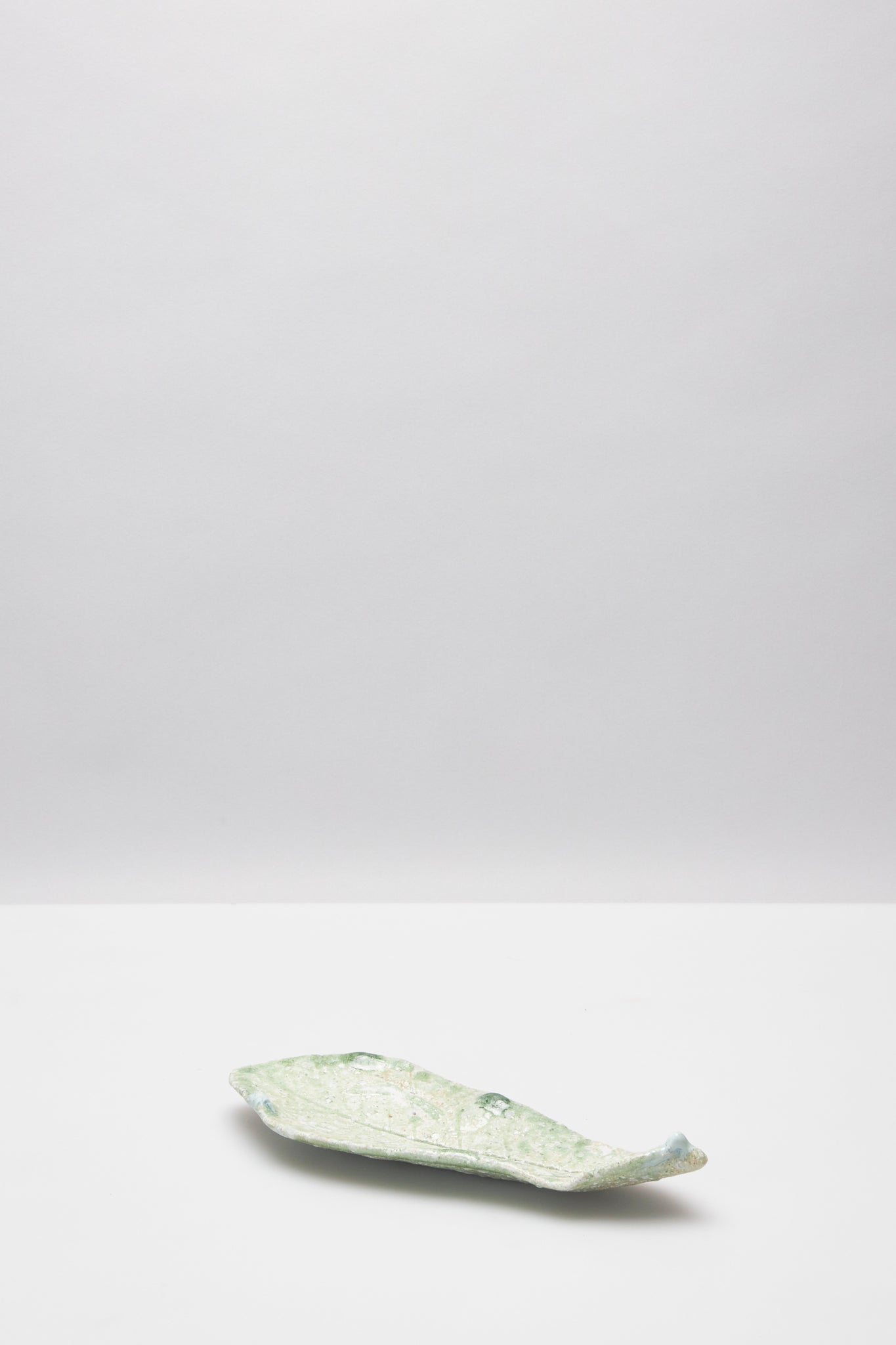 辻村唯　自然釉朴葉皿 辻村 唯｜NATURAL ASH GLAZE HOBA LEAF SMALL PLATE – ATELIERMO