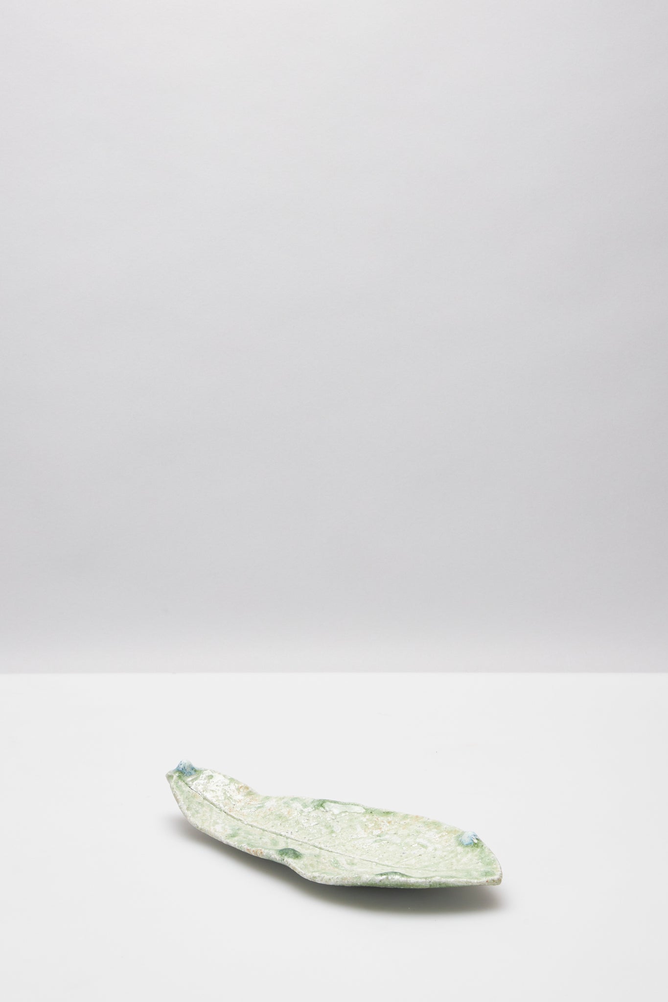 辻村 唯｜NATURAL ASH GLAZE HOBA LEAF SMALL PLATE – ATELIERMO