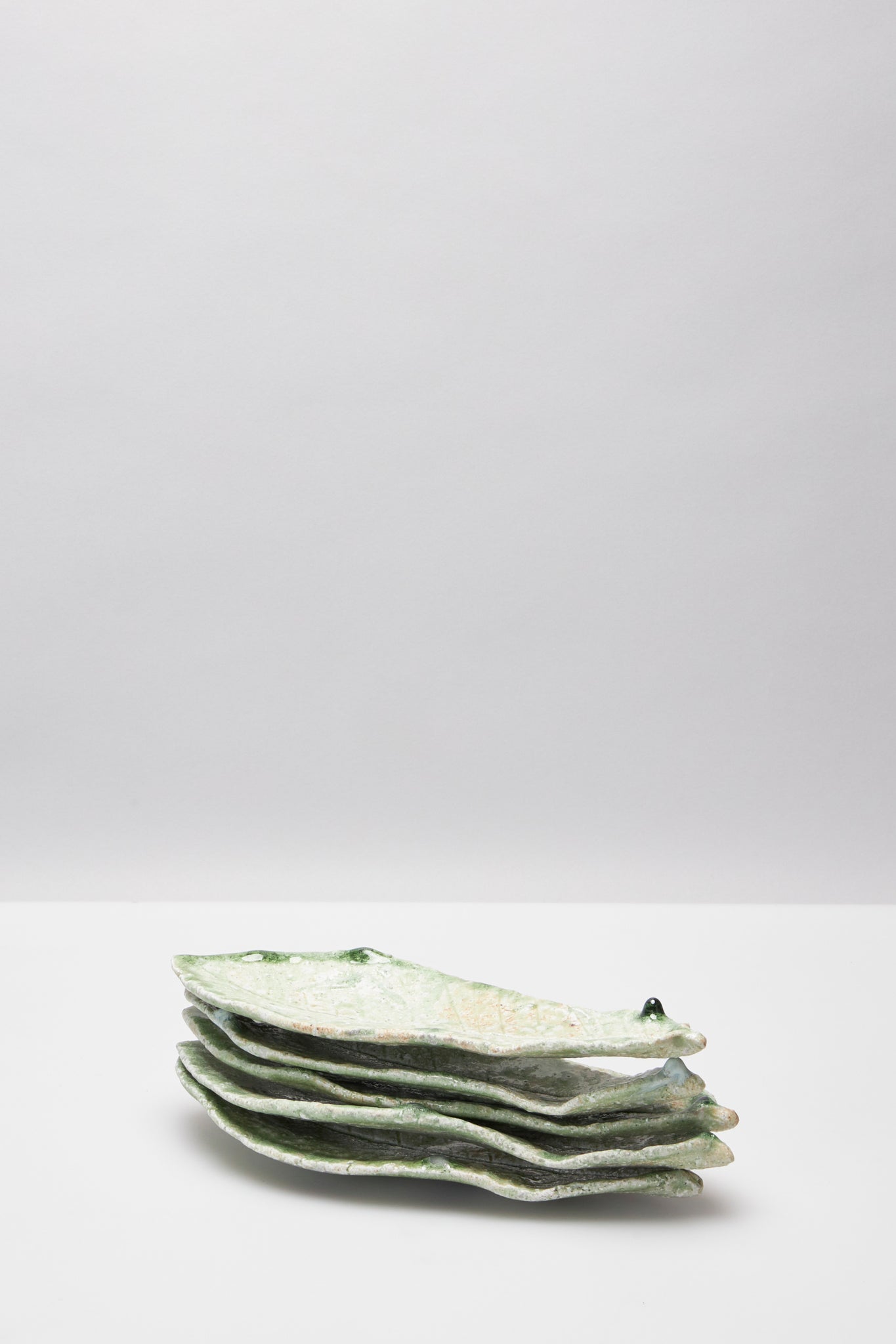 辻村 唯｜NATURAL ASH GLAZE HOBA LEAF SMALL PLATE – ATELIERMO