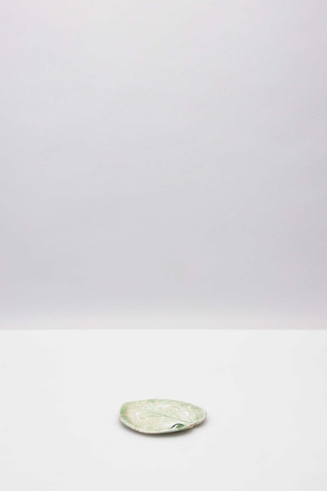 辻村 唯｜NATURAL ASH GLAZE KONOHA LEAF PLATE – ATELIERMO