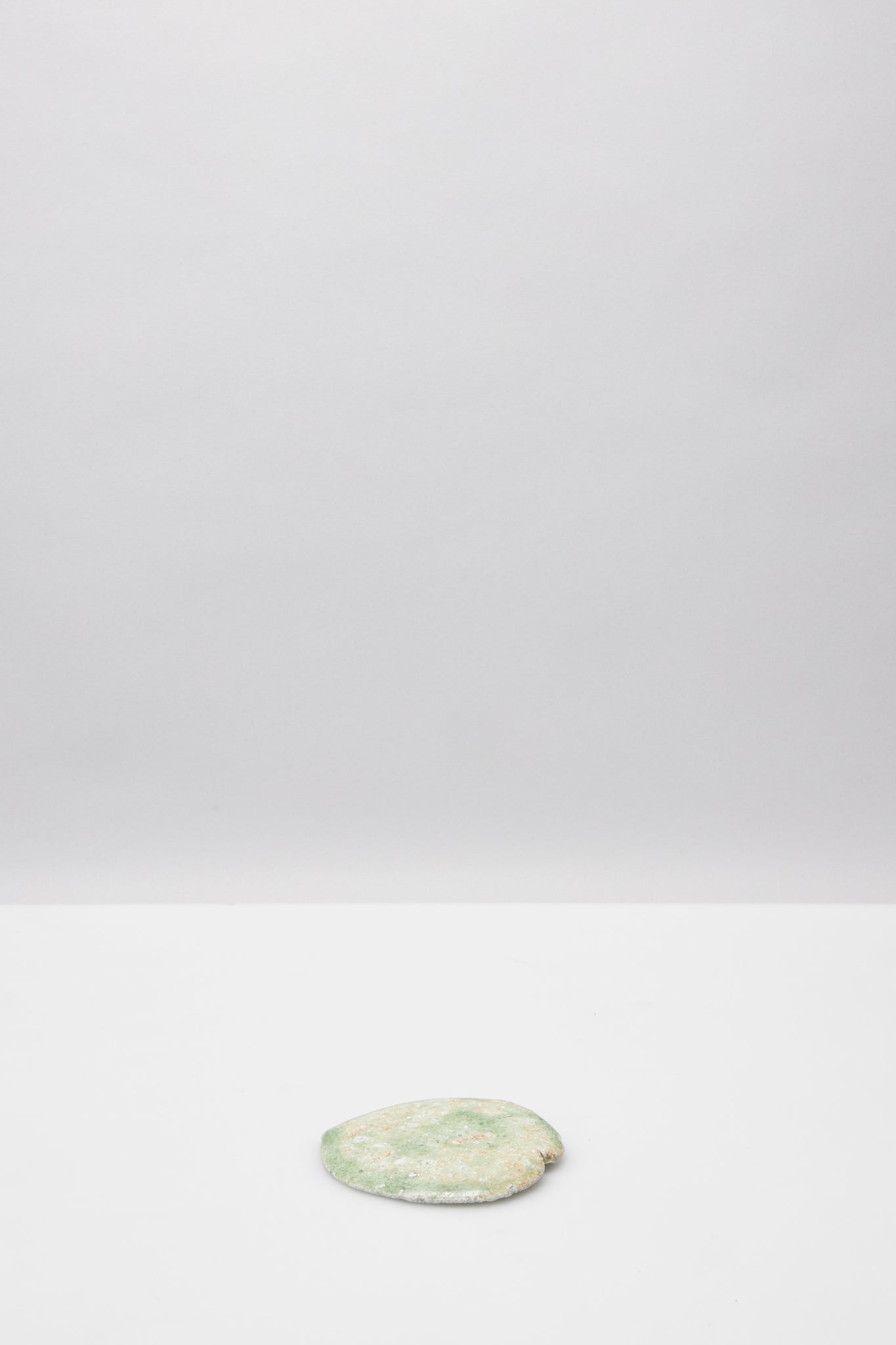 辻村 唯｜NATURAL ASH GLAZE KONOHA LEAF PLATE – ATELIERMO