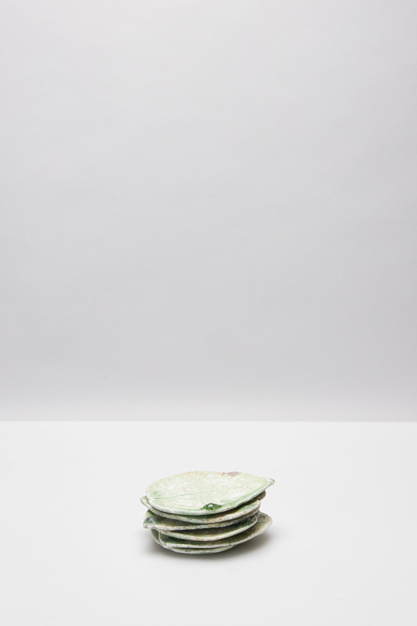 辻村 唯｜NATURAL ASH GLAZE KONOHA LEAF PLATE – ATELIERMO