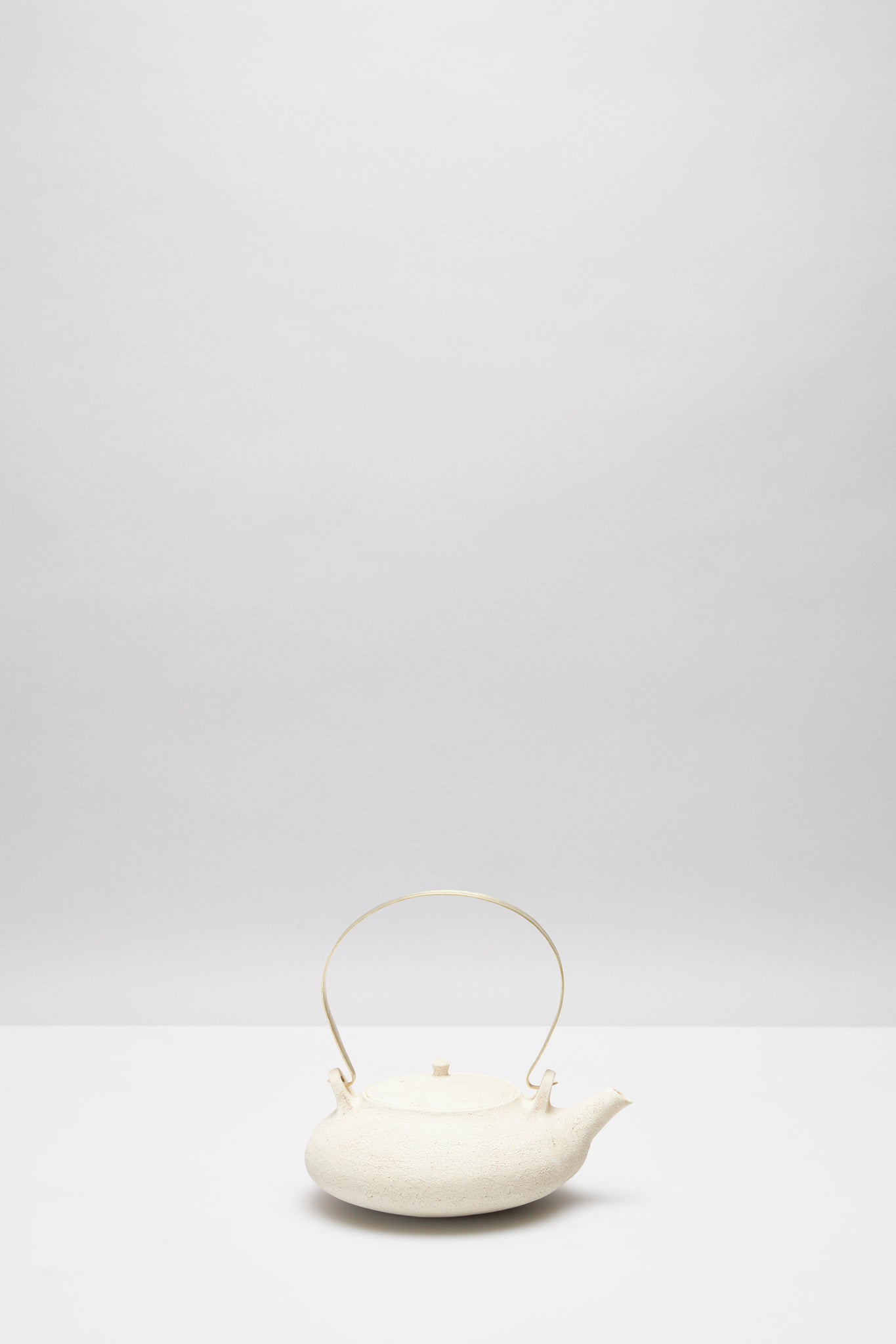 鏡原愛莉さんの角皿・ホワイト ラパンアートでは香川県にて制作活動をされている 鏡原愛莉さんの個展