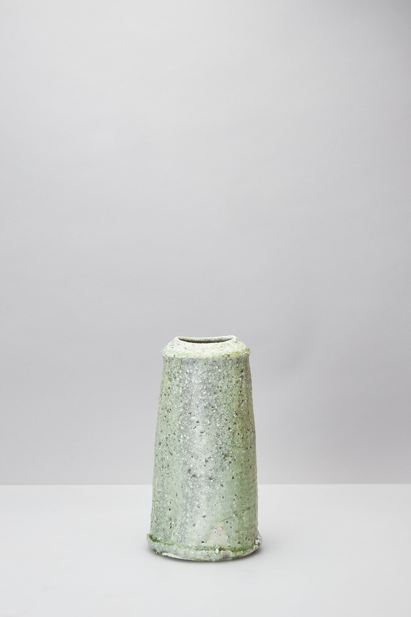 辻村 唯｜NATURAL ASH GLAZE CYLINDRICAL VASE – ATELIERMO