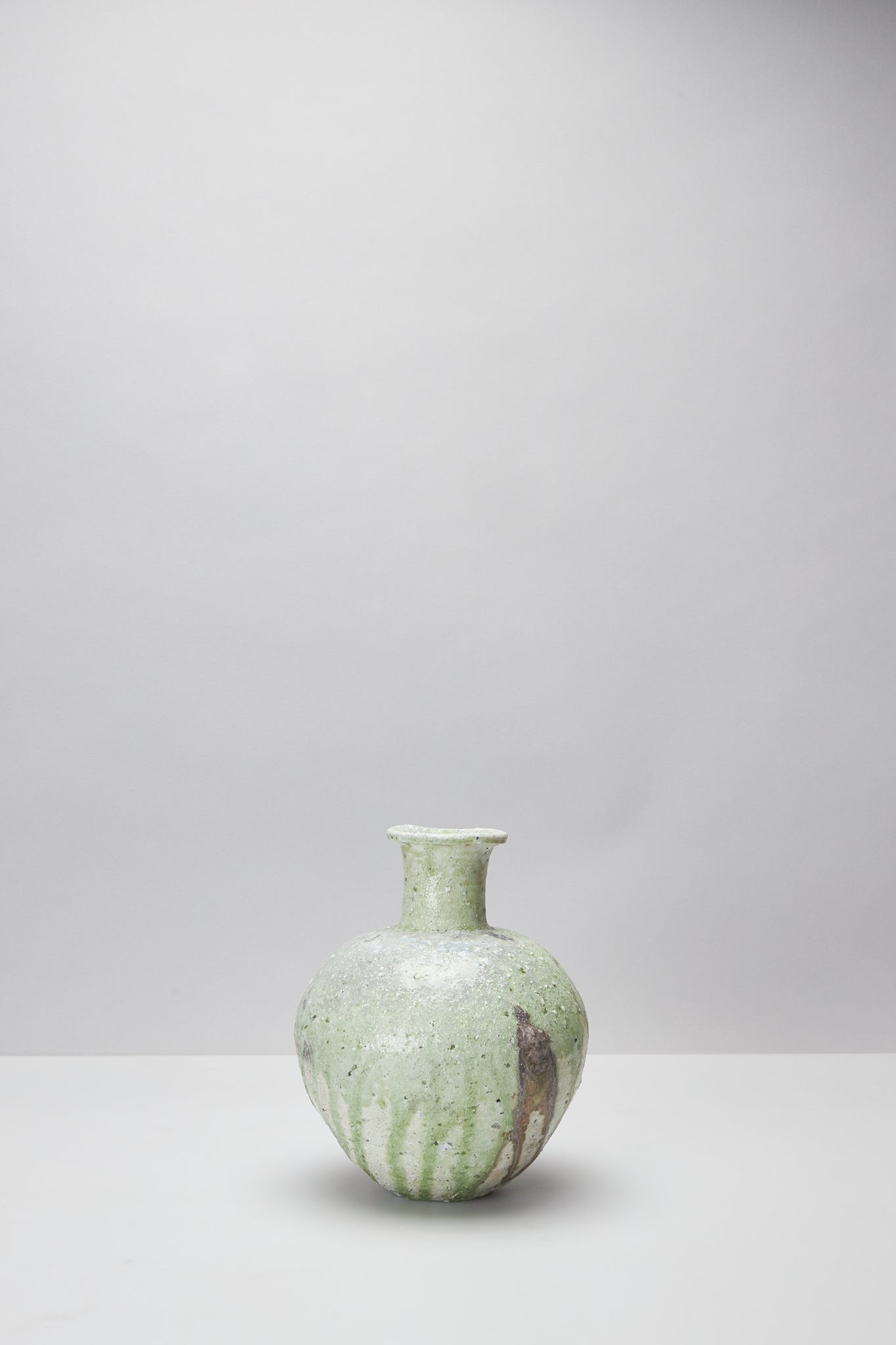 辻村 唯｜NATURAL ASH GLAZE TALL-NECK VASE – ATELIERMO