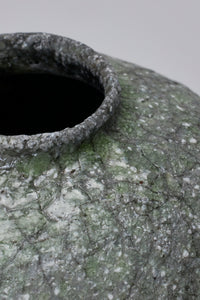 辻村 唯｜NATURAL ASH GLAZE SHORT-NECK VASE B – ATELIERMO