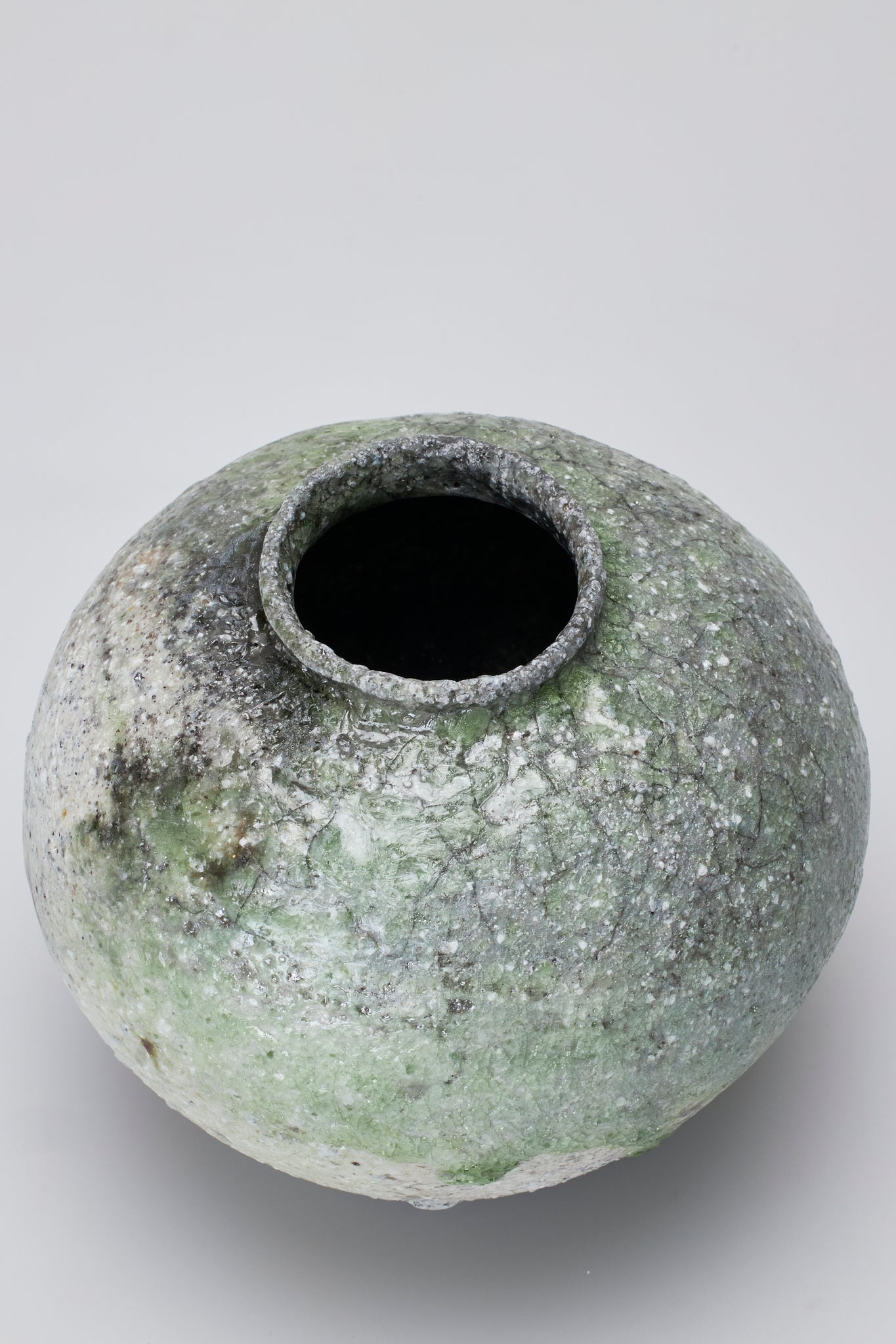 辻村 唯｜NATURAL ASH GLAZE SHORT-NECK VASE B – ATELIERMO