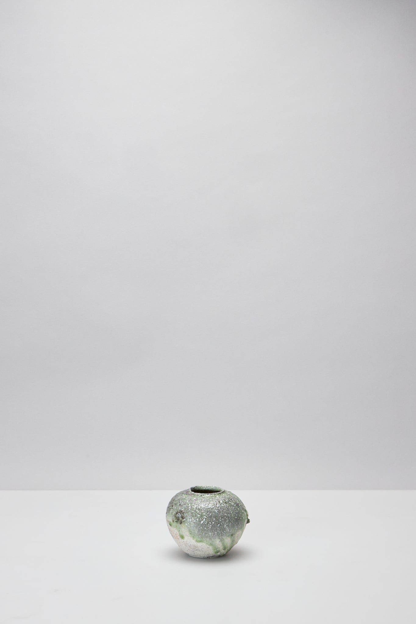 実家整理　辻村唯　掛け花生 辻村 唯｜NATURAL ASH GLAZE SHORT-NECK VASE A – ATELIERMO