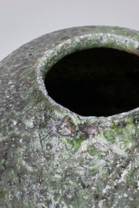 辻村 唯｜NATURAL ASH GLAZE SHORT-NECK VASE A – ATELIERMO